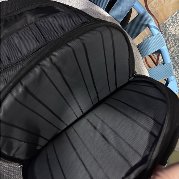 Kenneth Cole Reaction Backpack Like New - Picture 12 of 15
